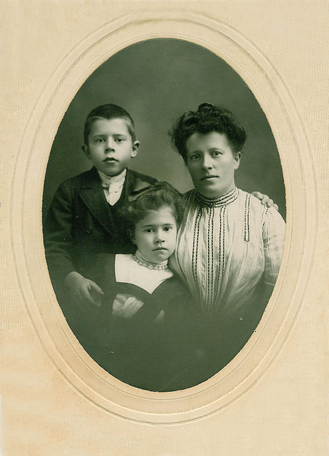 Photo of mother Emma Ericson with her young children Florence and Emery.