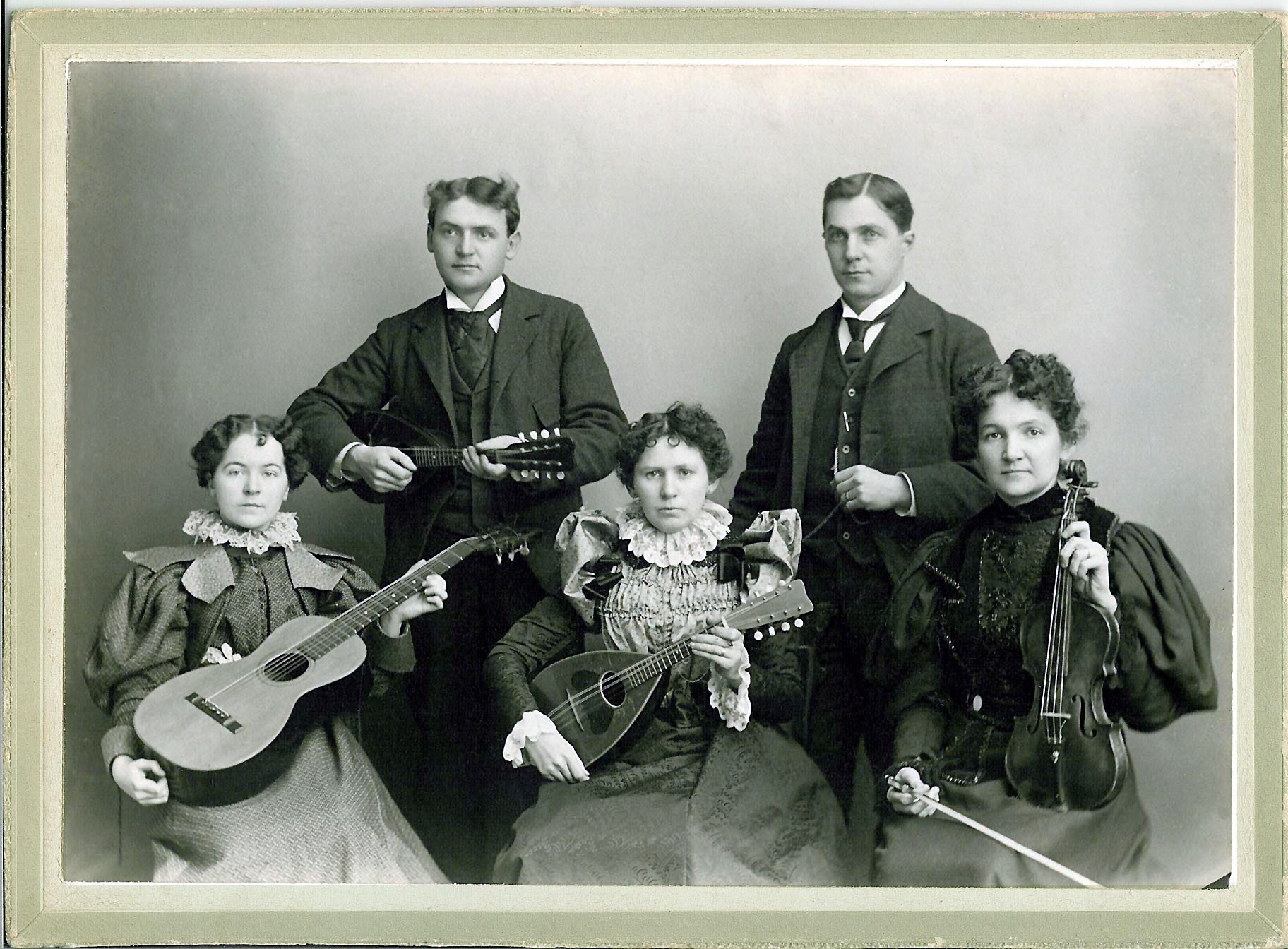 Photo of Lennauts and Crumpackers with their string instruments.